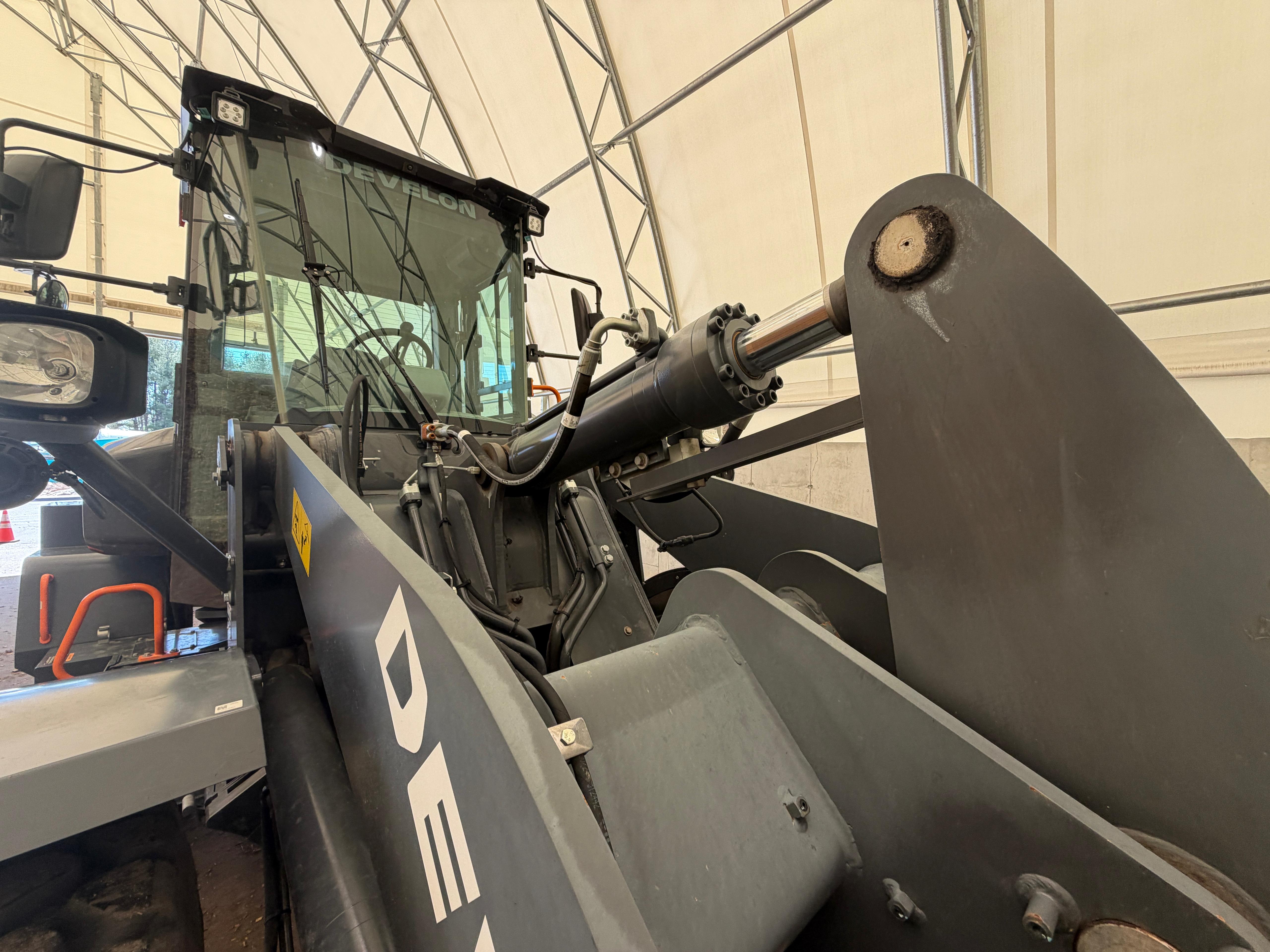 Develon DL220 Wheel Loader