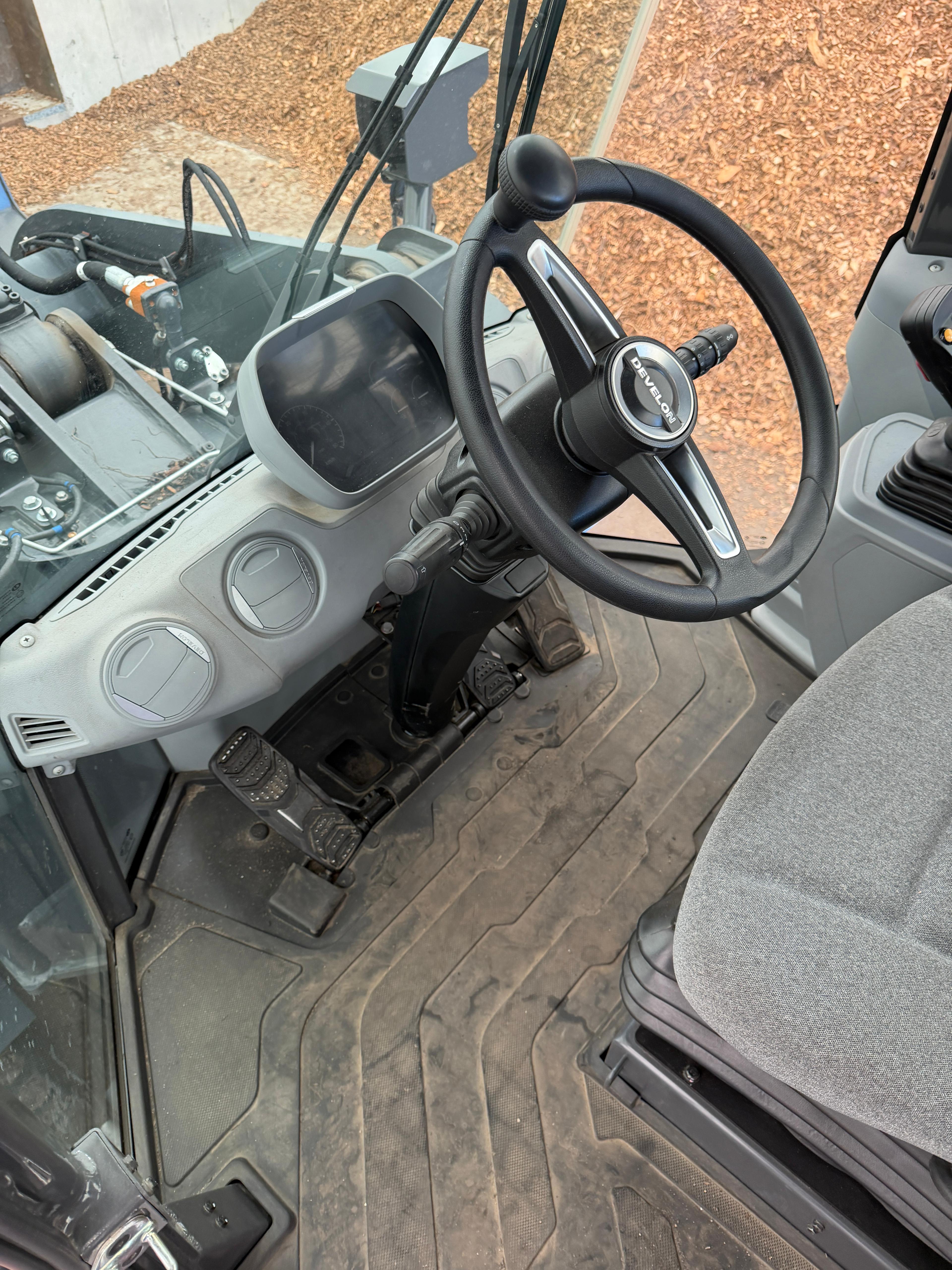 Develon DL220 Wheel Loader