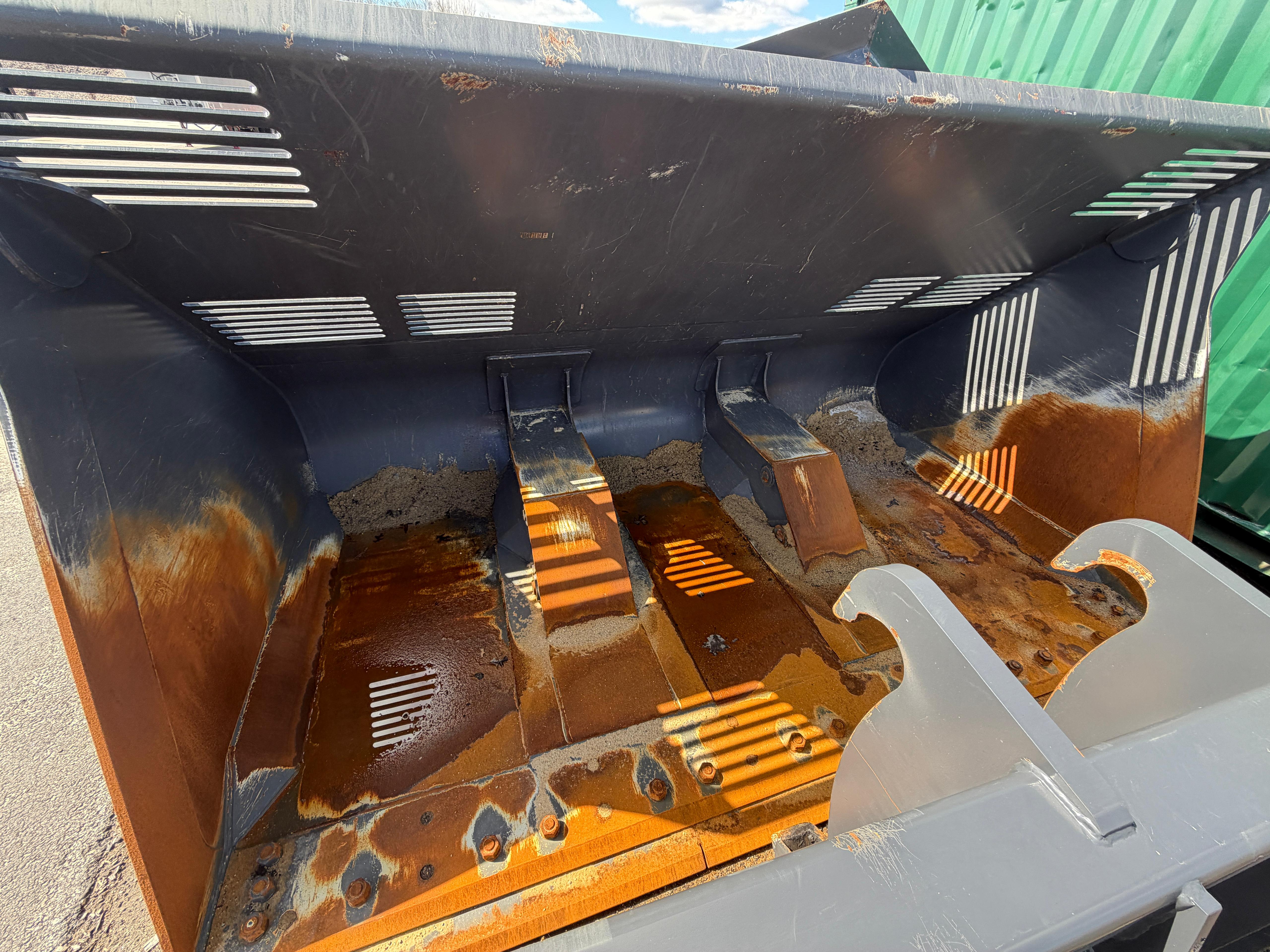 GEM Wheel Loader Roll-Out Bucket