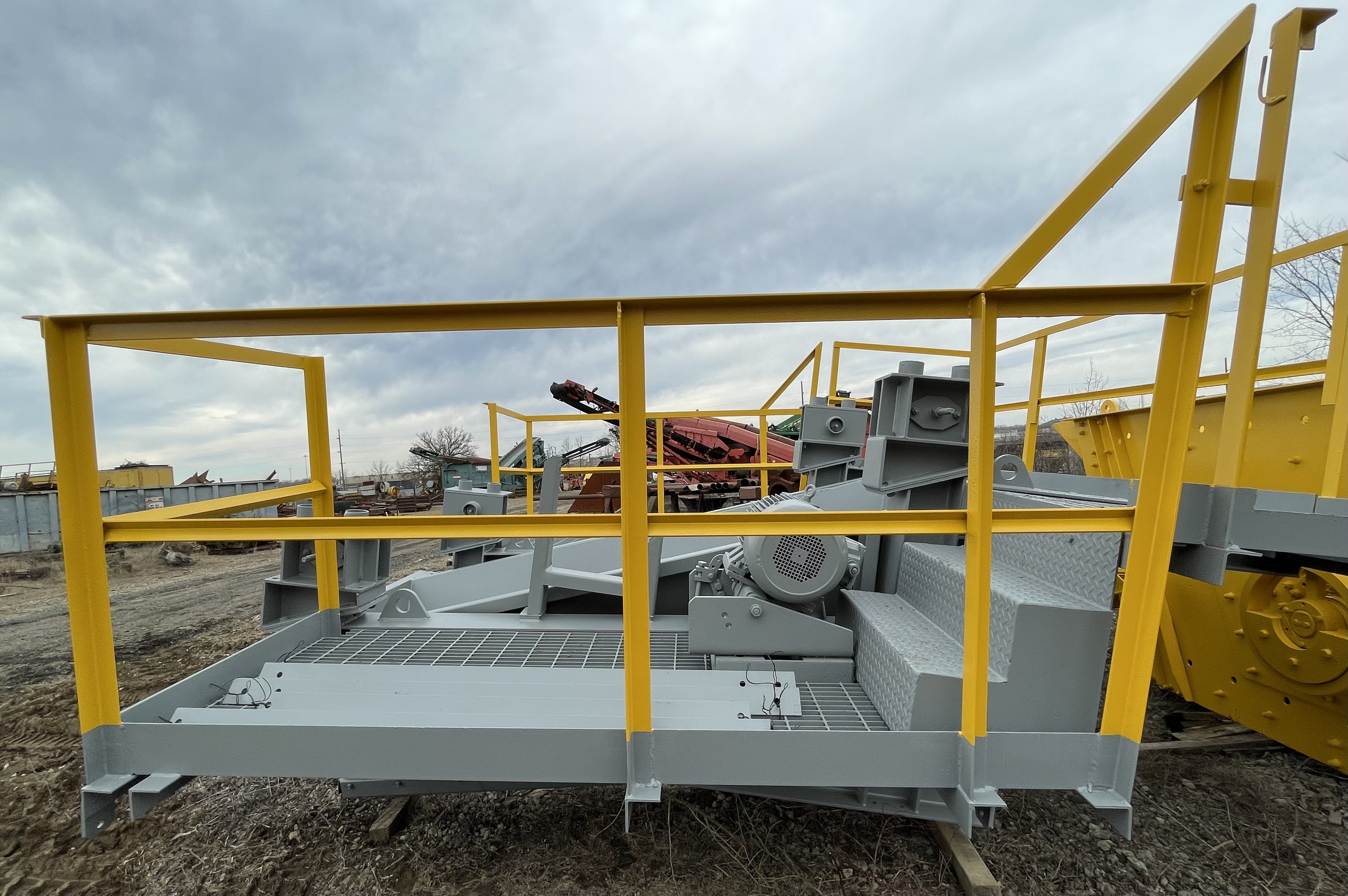 TRIO 4x10 3 DECK INCLINE SCREEN SKID MTD