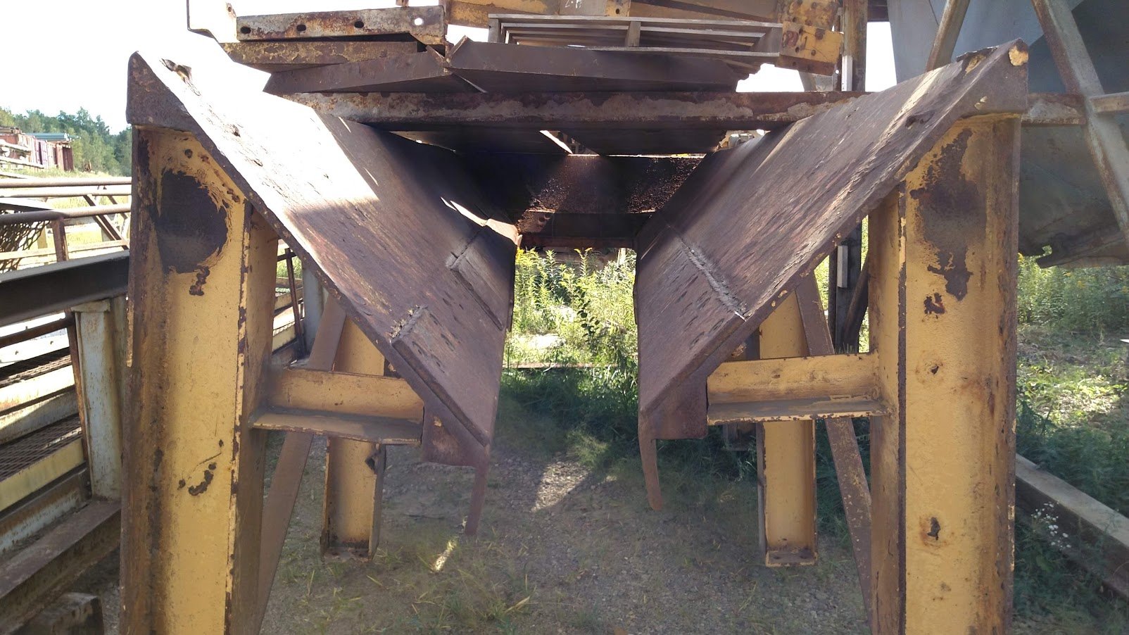 TRIO 46 X 20' SKID MOUNTED FEEDER WITH HOPPER