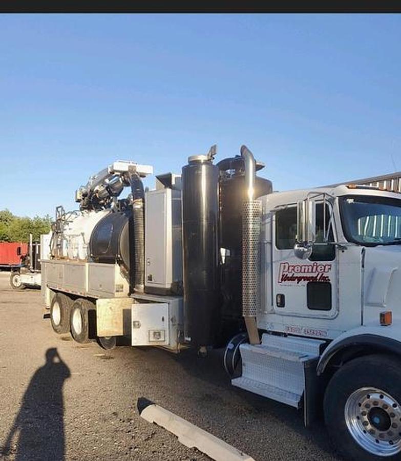 2014 Kenworth T880 with Vactor HXX Vacuum system