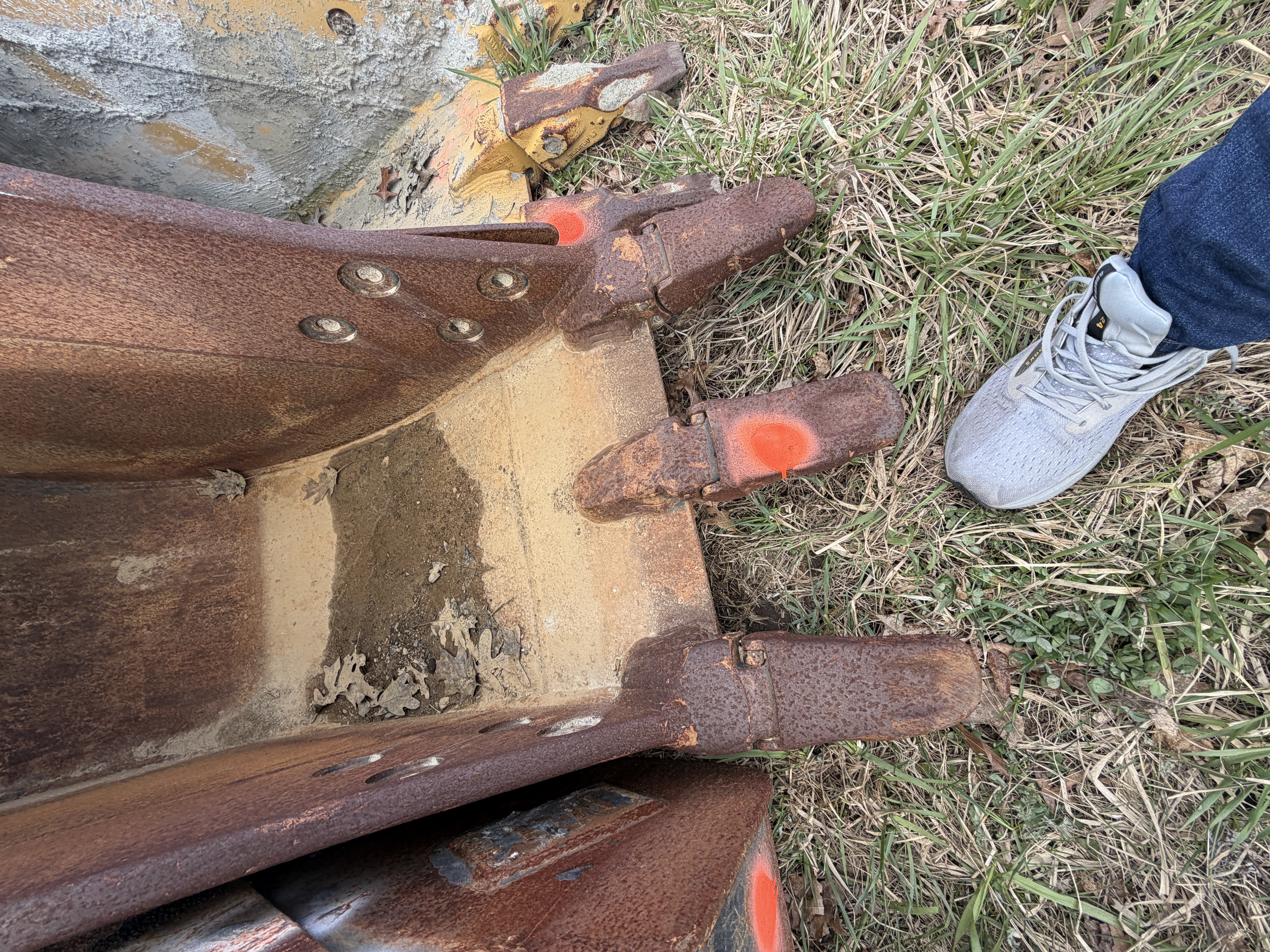 CAT 24in Trenching Bucket